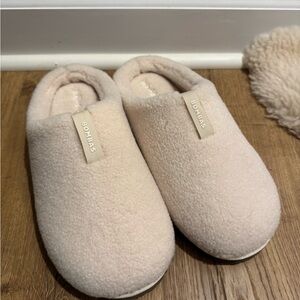 NWOT Bombas Cream Fleece Slippers